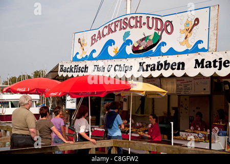 Stallo alimentare con pesce + scaglie di pesce e spuntini in Warnemuende sul Mar Baltico, Rostock, Meclemburgo-Pomerania Occidentale, Germania, Foto Stock