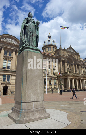 La regina Victoria statua e Municipio di sole primaverile, Birmingham, West Midlands, England, Regno Unito Foto Stock