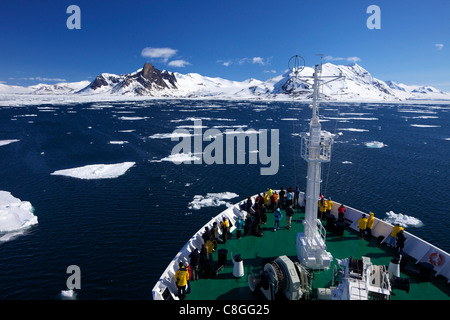 Expedition nave da crociera nel fiordo Hornesund in estate il sole, Spitzbergen, Svalbard, Arctic Norvegia e Scandinavia Foto Stock