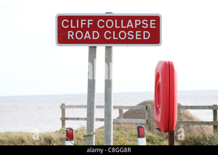 Rettangolari rosso cartello segnaletico lettere bianche cliff crollo strada chiusa a causa di erosione costiera Foto Stock