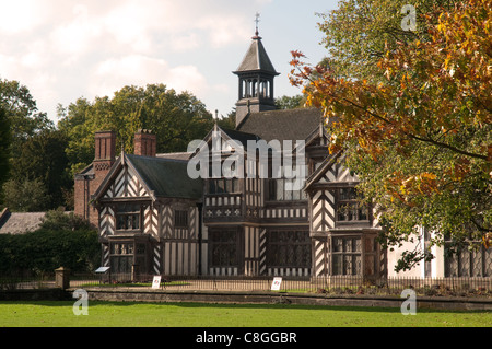 Wythenshawe Hall, costruito intorno al 1540, Wythenshawe Park, Manchester. Foto Stock