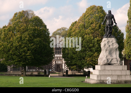 Statua di Oliver Cromwell con Wythenshawe Hall di distanza.Wythenshawe Park, Manchester. Foto Stock