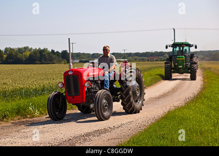 Trattore in moto attraverso il Lincolnshire Wolds Foto Stock