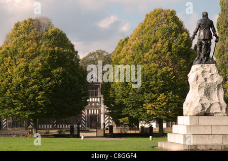 Statua di Oliver Cromwell con Wythenshawe Hall di distanza.Wythenshawe Park, Manchester. Foto Stock