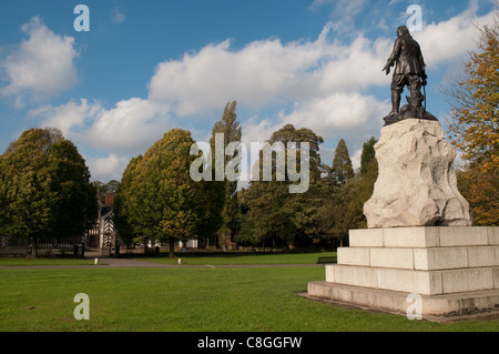 Statua di Oliver Cromwell con Wythenshawe Hall di distanza.Wythenshawe Park, Manchester. Foto Stock