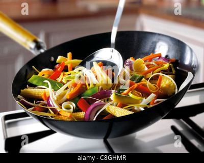 Il mais fritture essendo cotti in un wok Foto Stock