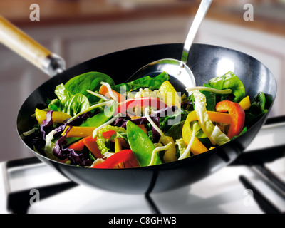 Fritture la cottura viene cucinato in un wok Foto Stock