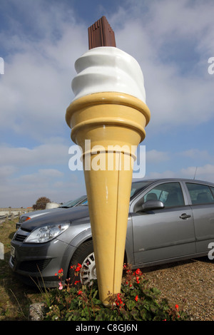 I gelati per la vendita firmare con la vettura dietro, Lowestoft, Suffolk, Regno Unito Foto Stock