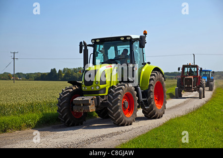 Trattore in moto attraverso il Lincolnshire Wolds Foto Stock