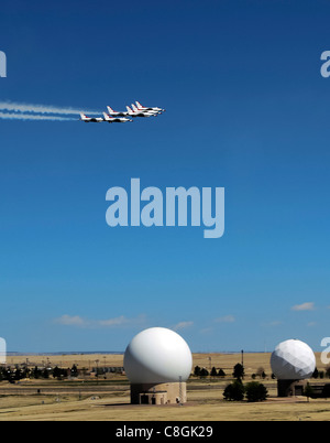 Airpower ha incontrato la potenza spaziale alla base dell'aeronautica di Schriever, colon., mentre l'aeronautica degli Stati Uniti Thunderbirds volò sopra la base maggio 25. I Thunderbirds si trovavano nelle vicinanze di Colorado Springs per esibirsi alla cerimonia di laurea dell'Accademia dell'aeronautica militare del 28 maggio. Foto Stock