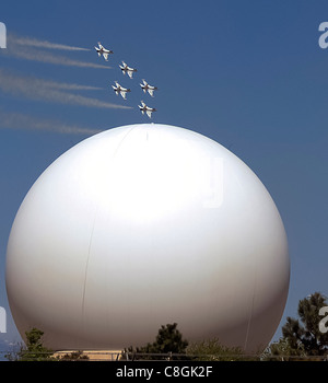 Gli U.S. Air Force Thunderbirds sorvolano la base dell'aeronautica di Schriever, Colon., maggio 25, mentre si preparano per una dimostrazione aerea alla laurea dell'Accademia dell'aeronautica degli Stati Uniti, maggio 28. In primo piano è uno dei due radomi della rete di controllo satellitare dell'aeronautica alla stazione di inseguimento del Colorado a Schriever AFB. Foto Stock