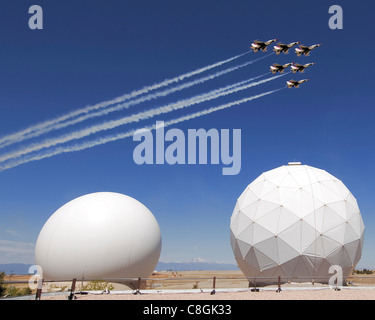 La Air Force Thunderbirds sorvola la base dell'aeronautica di Schriever, Colom., maggio 25. In primo piano sono due radomi della Colorado Tracking Station, parte della rete di controllo satellitare dell'aeronautica. Foto Stock