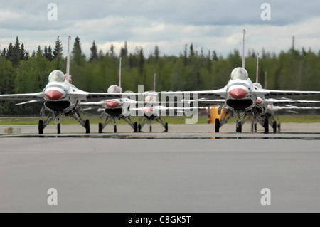 La squadra dimostrativa di volo Air Force Thunderbirds si trova in taxi sulla linea di volo durante lo spettacolo aereo del 24 giugno alla base dell'aeronautica Eielson, Alaska, giugno 24. I Thunderbirds sono assegnati allo squadrone di dimostrazione aerea dell'aeronautica degli Stati Uniti a Nellis AFB, Never. Foto Stock