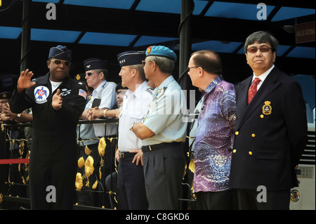 Jason McCree spiega i manuevers ai funzionari del governo malese durante l'esposizione aerea 3 ottobre 2009, a Kuala Lumpur, Malesia. Era presente anche il Gen. Herbert J. 'Hawk' Carlisle, il 13° comandante dell'aeronautica. Lo squadrone di dimostrazione dell'aria dell'aeronautica degli Stati Uniti, i Thunderbirds, ha partecipato all'esposizione dell'aria malese. Il capitano McCree è Thunderbird No. 12. Foto Stock