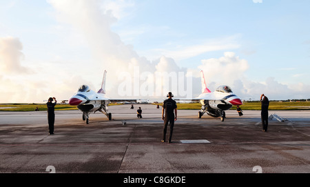 Thunderbird F-16 Fighting Falcons dal US Air Force Aerial Demonstration Squadron taxi sulla base dell'aeronautica Andersen, Guam, flightline 5 ottobre 2009. Andersen AFB ha dovuto riprogrammare il suo spettacolo aereo dal settembre 30 a causa di un certo numero di tempeste tropicali. Foto Stock