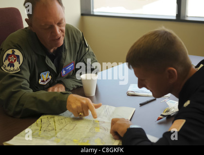 Prima del suo volo di familiarizzazione 15 aprile 2010, alla base dell'aeronautica di Nellis, Nev., Randy Babbitt (sinistra), l'amministratore dell'amministrazione federale dell'aviazione, riceve un briefing di preflight dal pilota di Thunderbirds n. 7, il Lt. Foto Stock