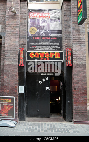 L'ingresso alla Caverna Pub, vicino a dove i Beatles eseguita per la prima volta di Liverpool, in Inghilterra. Foto Stock