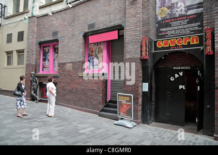 Vista esterna del Cavern Pub e la parete della caverna di fama vicino a dove i Beatles eseguita per la prima volta di Liverpool, in Inghilterra. Foto Stock