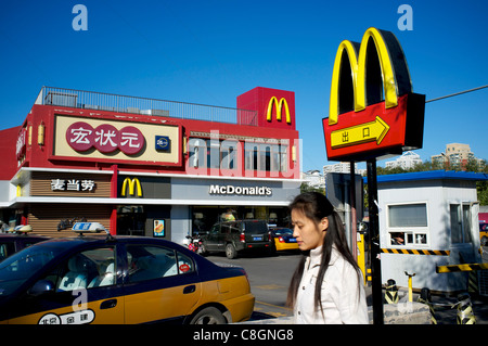 McDonald drive thru a Pechino in Cina. 23-ott-2011 Foto Stock