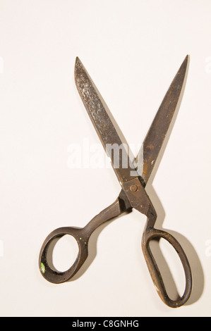 Coppia di vecchio arrugginito forbici Foto Stock