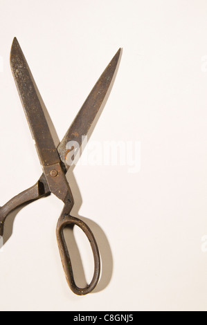 Coppia di vecchio arrugginito forbici Foto Stock