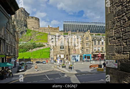 Il Castello di Edimburgo con nuovo Tattoo visualizzazione sorge visto dalla Vennel vicino a Grassmarket Edimburgo in Scozia. Foto Stock