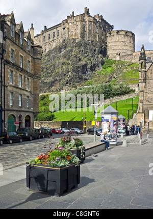 Il Castello di Edimburgo visto dal Grassmarket Edimburgo in Scozia. Foto Stock