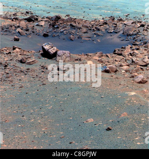 Questa immagine a falsi colori mostra la roccia "Chocolate Hills" sul bordo del cratere "Concepcion" largo 10 metri su Marte. Il rivestimento scuro della roccia può essere alterato dall'acqua, dalle condizioni atmosferiche o dall'impatto meteorologico. Studiarlo aiuta gli scienziati a comprendere la storia geologica di Marte. Catturata dai Mars rover della NASA, tra cui Opportunity and Curiosity, e analizzata dal Jet Propulsion Laboratory di Pasadena, la scena fornisce informazioni sul terreno marziano, sulle rocce e sui processi superficiali. Foto Stock