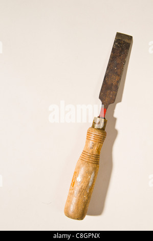 Vecchio arrugginito gestite in legno scalpello Foto Stock