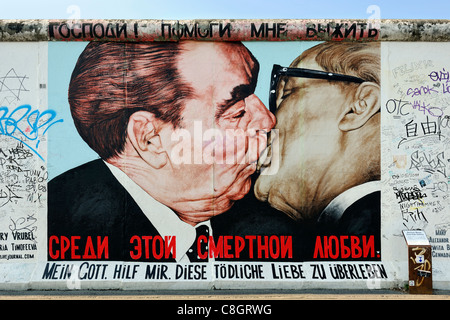 Bacio tra Brezhnev e Honecker dipinto sul muro di Berlino a East Side Gallery di Berlino in Germania, Europa Foto Stock