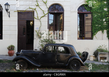 Uruguay, Sud America, Colonia del Sacramento, auto, automobile, old-timer, vecchio, facciata Foto Stock