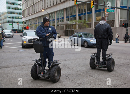 Detroit, Michigan - funzionari di polizia pattuglia le strade del centro su Segway mezzi personali di trasporto veicoli. Foto Stock