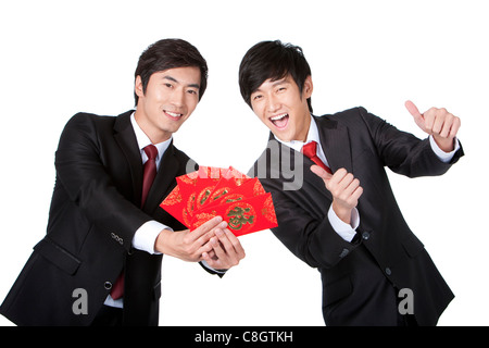 Imprenditori eccitati Holding buste rosse Foto Stock