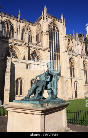 Statua di bronzo dell'imperatore romano Costantino al di fuori di York Minster e York, North Yorkshire, Inghilterra Foto Stock