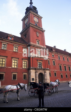 Varsavia, Polonia. Carrozze trainate da cavalli per i turisti nella Città Vecchia di fronte al Palazzo Reale. Foto Stock