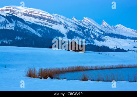 Schönenbodensee, Svizzera, Europa, Canton San Gallo, Toggenburgo, stagno, reed, stabile, montagne Churfirsten, alba, neve Foto Stock