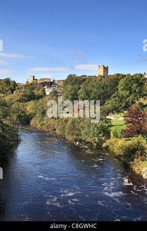 Richmond Castle visto dal fiume Swale, North Yorkshire, Inghilterra Foto Stock
