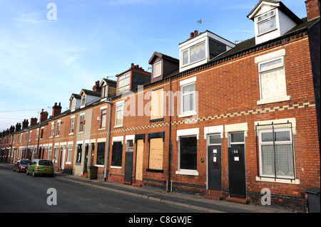 Case a schiera sono saliti fino a Port Street Burslem Stoke on Trent Staffordshire England Regno Unito Foto Stock