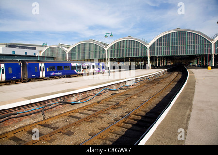 Treno e piattaforme a Paragon stazione ferroviaria, Hull, Yorkshire, Inghilterra Foto Stock