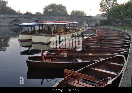 Barche ormeggiate sul fiume Avon vicino Clopton Bridge, Stratford-upon-Avon, Regno Unito Foto Stock