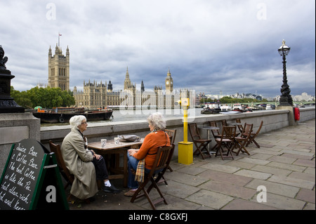 Due persone di mezza età ladies gustare caffè sulla South Bank di Londra Foto Stock