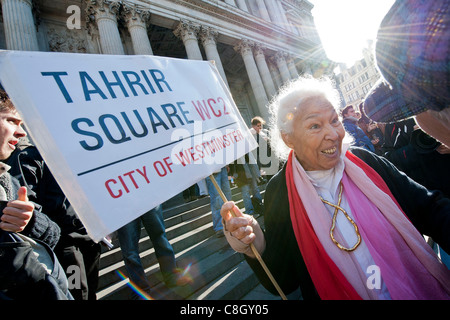 Nawal El Saadawi, un 80 enne scrittrice femminista e il veterano di Piazza Tahrir in Egitto, parla al campeggio di occupare Londra Foto Stock