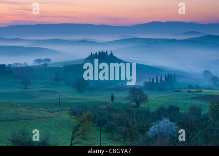 San Quirico d'Orcia, Italia, Europa, Toscana, cresta, ridge, Horizon, skyline, paesaggio collinare, Manor, mattina, nebbia, alba, umore Foto Stock