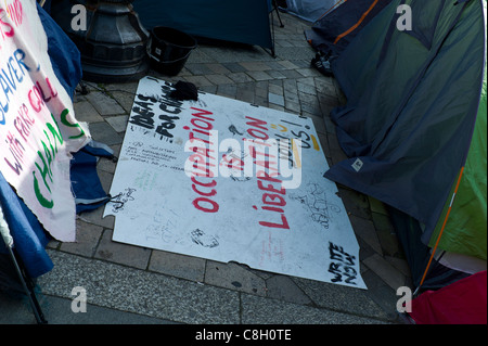 Tende con slogan e striscioni al anti protesta capitalista St.Paul, Londra lunedì 24 ottobre 2011 Foto Stock