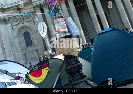 Tende con slogan e striscioni al anti protesta capitalista St.Paul, Londra lunedì 24 ottobre 2011 Foto Stock