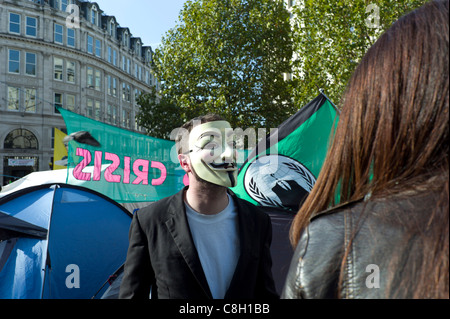 I manifestanti e tende con slogan e striscioni al anti protesta capitalista St.Paul, Londra lunedì 24 ottobre 2011 Foto Stock