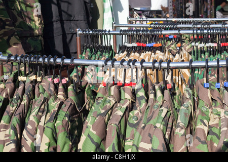 Esercito Abbigliamento camouflage in vendita in un mercato, REGNO UNITO Foto Stock