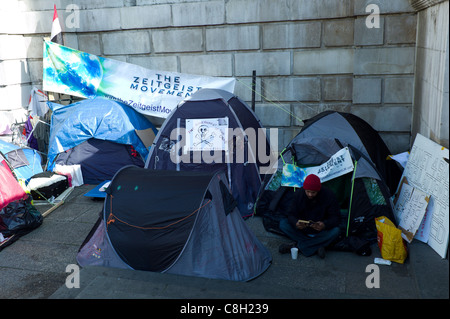 I manifestanti e tende con slogan e striscioni al anti protesta capitalista St.Paul, Londra lunedì 24 ottobre 2011 Foto Stock