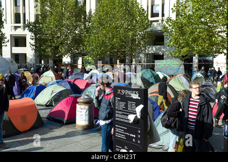 I manifestanti e tende con slogan e striscioni al anti protesta capitalista St.Paul, Londra lunedì 24 ottobre 2011 Foto Stock