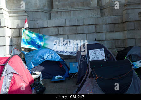 Tende con slogan e striscioni al anti protesta capitalista St.Paul, Londra lunedì 24 ottobre 2011 Foto Stock